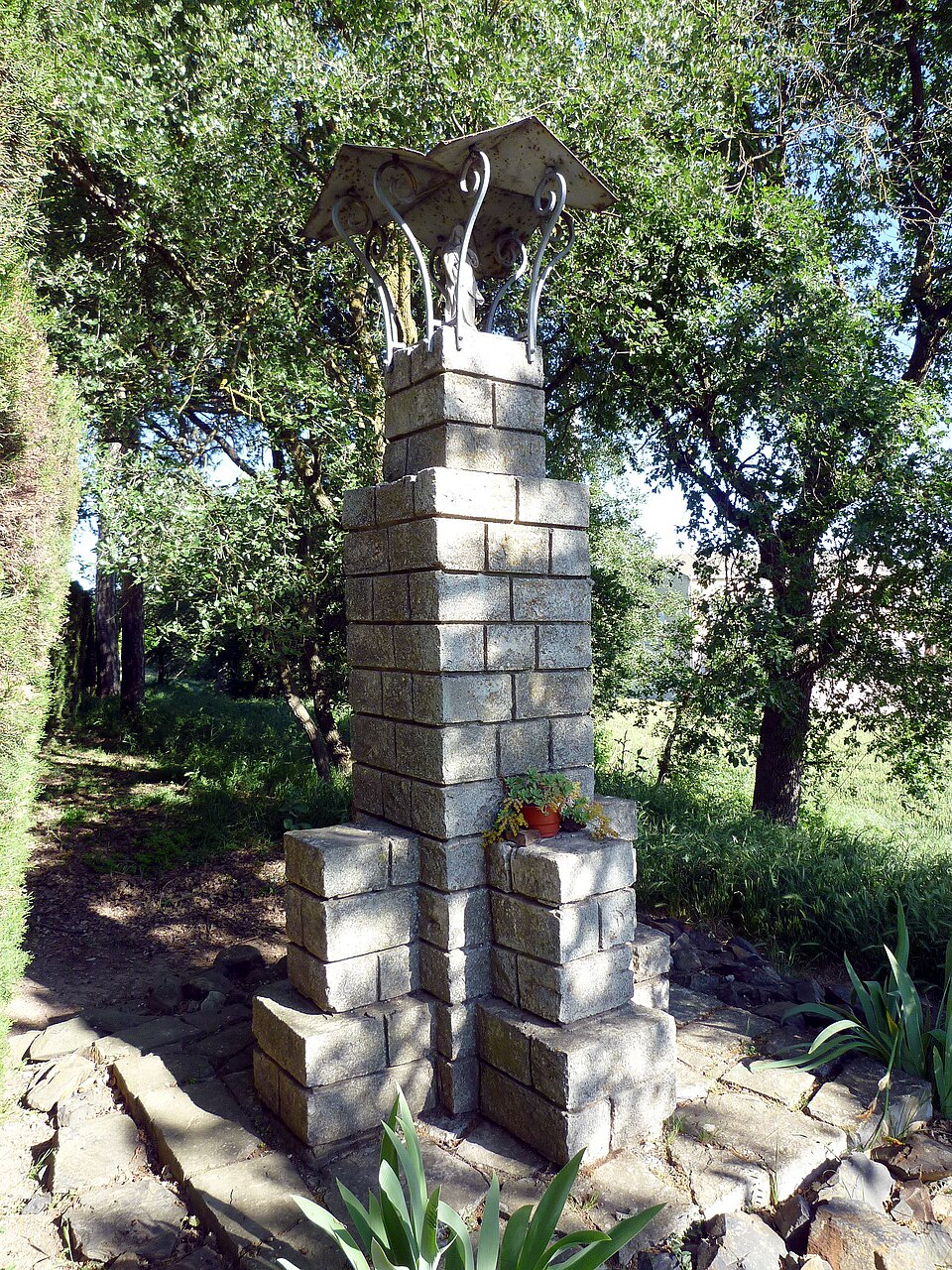 Monument a la Mare de Déu del Camí